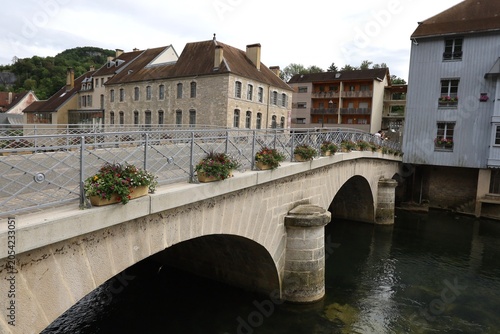 Foto Pont sur la rivière la Loue, ville de Ornans, département du Doubs, France