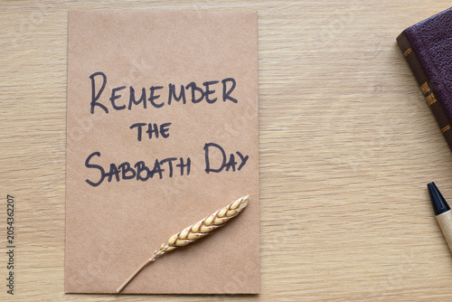 Foto Remember the Sabbath Day, handwritten text on rustic note with holy bible