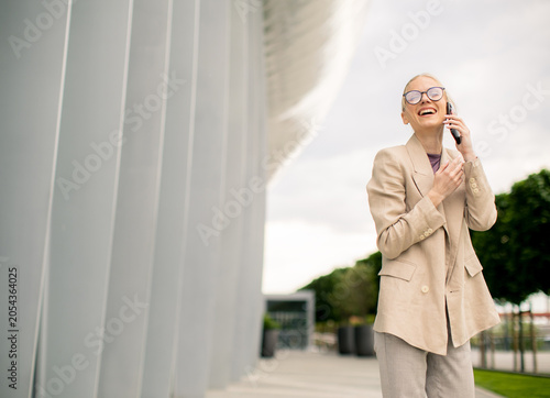 Woman talking on the phone ...