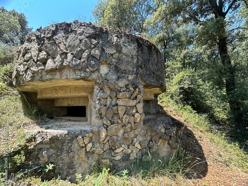 Bunker de hormigón con camuflaje de rocas
