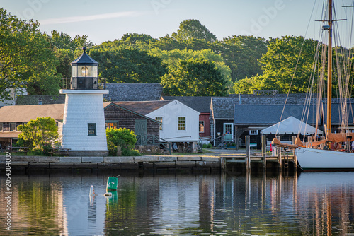 Foto Mystic, Connecticut, USA - Mystic Seaport Lighthouse At Sunrise Along Waterfront