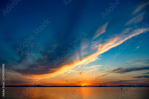 Photos Bunter Wolkenhimmel nach Sonnenuntergang am Meer
