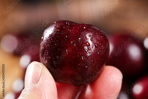 Foto Fresh Yantai Cherry with Water Droplets from Shandong China - Premium Quality Im