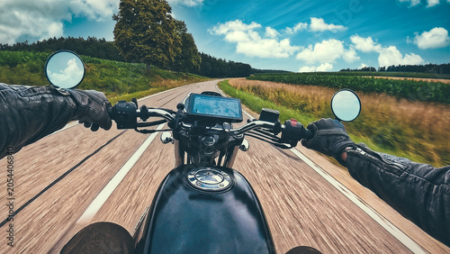 Foto Riding classic retro motorcycle  naked bike on land road curves - POV handlebar