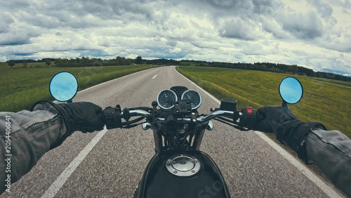 Canvastavla Riding a classic retro motorcycle naked bike on land road curves - POV handlebar