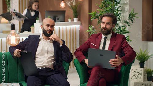 Tableau sur toile POV business managers on online videocall meeting with investors to pitch new solution, looking to obtain funds, associates attend telework conference for briefing session, tripod shot