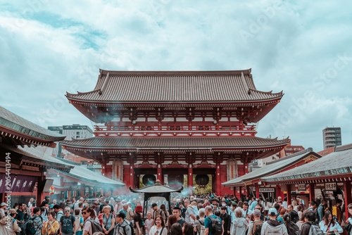 Billede på lærred Extremely busy Historic Senso-ji Temple in Tokyo Asakusa district