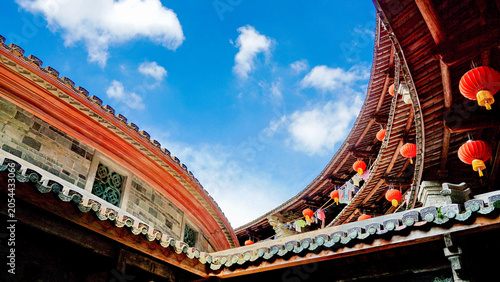 Fotografía Yongding Tulou Fujian China Traditional Architecture with Red Lanterns