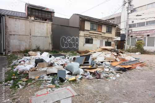 都市の死角・解体跡地の空き地に山積みされた大量の不法投棄ゴミ