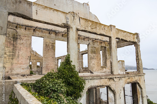 Tableau sur toile Crumbling abandoned building on Alcatraz Island