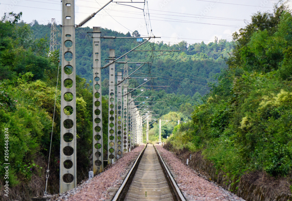 Obraz premium Historic Railway Line in Yunnan Mountains Extending into Distance