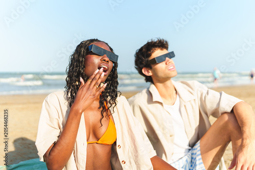 Foto Young looking at sky wearing specialized dark glasses for sun protection during