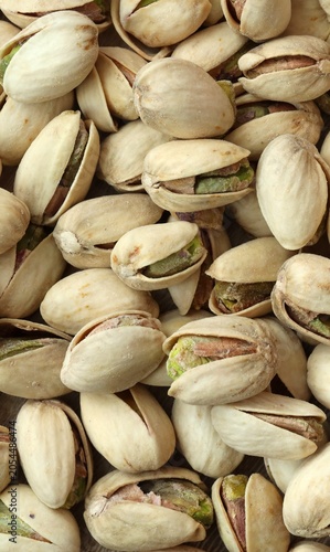 Tableau sur toile A photo of a pile of pistachios, with the majority still in their shells