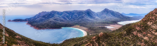 D Tas Freycinet pass tele close winglass pan