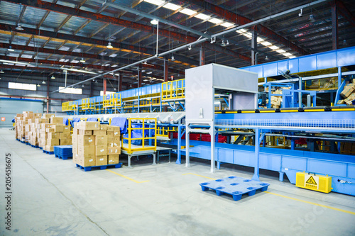 Obraz na plátně Automated Parcel Sorting Line in Modern Distribution Center Warehouse