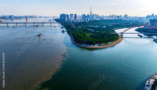 Foto Aerial view of Wuhan at the confluence of the Yangtze and Han rivers, China