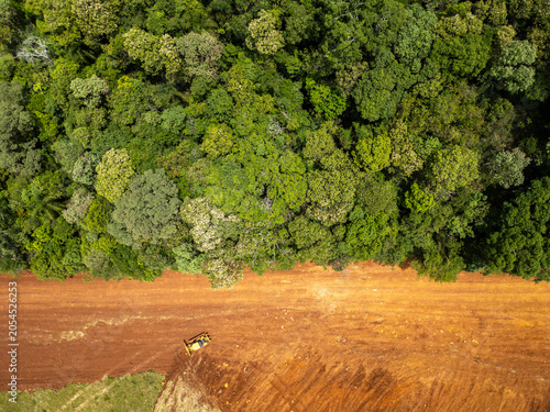 Konstfotografi Vista de drone de floresta estacional decidual e terraplanagem em área urbana