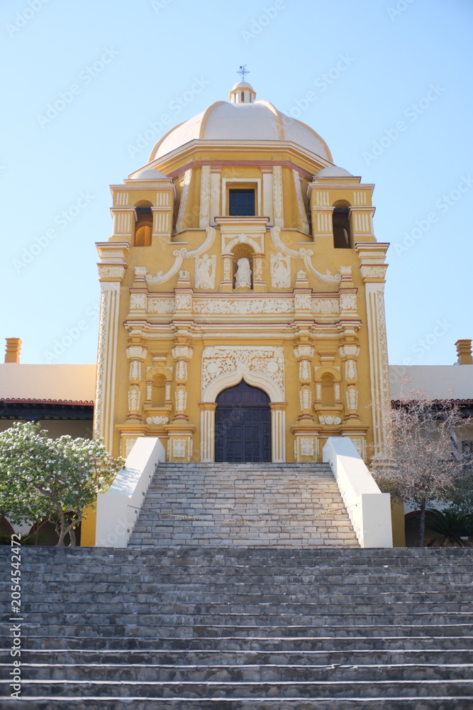 Ταπετσαρία Yellow facade of the historic El Obispado museum and palace in Monterrey, Mexico