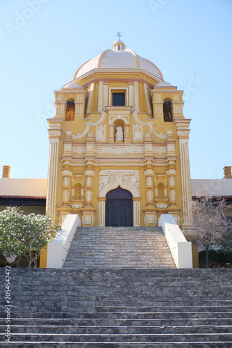 Fotografia Yellow facade of the historic El Obispado museum and palace in Monterrey, Mexico