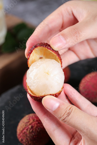 Foto Fresh Peeled Lychee with White Flesh - Hainan Tropical Fruit