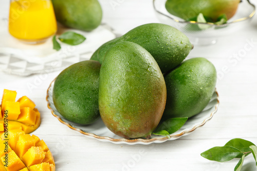 Canvas Print Fresh Green Mangoes with Water Droplets - Panzhihua Sichuan Tropical Fruit