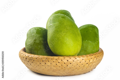 Foto Fresh Green Mangoes in Woven Basket - Sichuan Panzhihua Produce