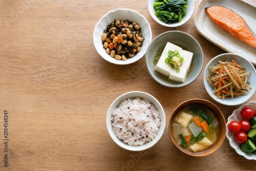 豆と魚を添えた栄養バランスの和食膳