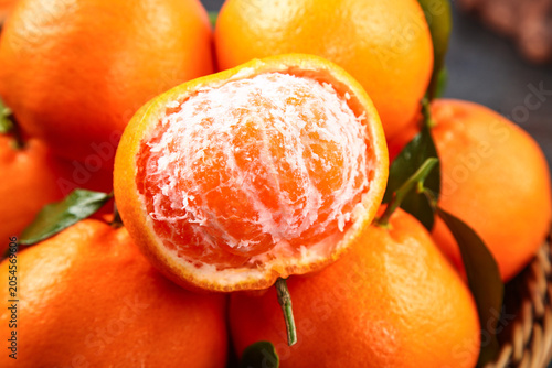 Foto Fresh Peeled Tangerine with Flesh Pieces Close-up