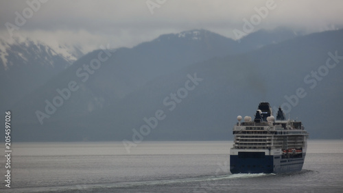 Foto Breathtaking mountain glacier range view with luxury cruiseship cruise ship line