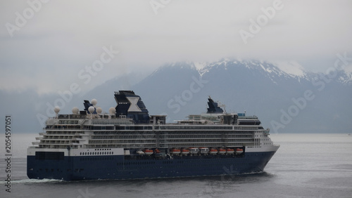 Foto Breathtaking mountain glacier range view with luxury cruiseship cruise ship line