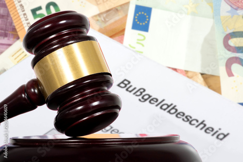 Fotografía Bußgeldbescheid und ein Richterhammer als Symbol für Widerspruch und ein Verfahr