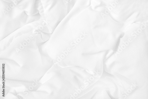 Foto Close up top view of white bedding sheet and wrinkle messy blanket in bedroom after wake up in the morning