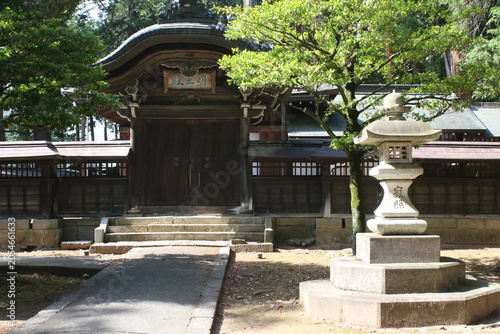 Foto 山梨県甲州市にある恵林寺・明王殿の厳かな木造建築の門と石灯篭の景色