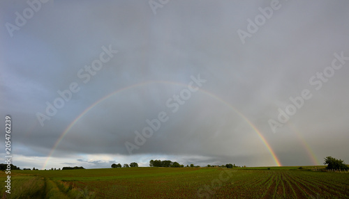 Quadro su tela Double arc-en-ciel pendant une légère averse en fin de journée fin mi-juin à Saint-Hubert