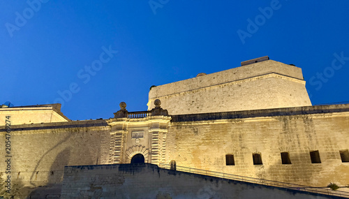 Quadro su tela Illuminated Bastion Wall and Gate in Malta at Blue Hour