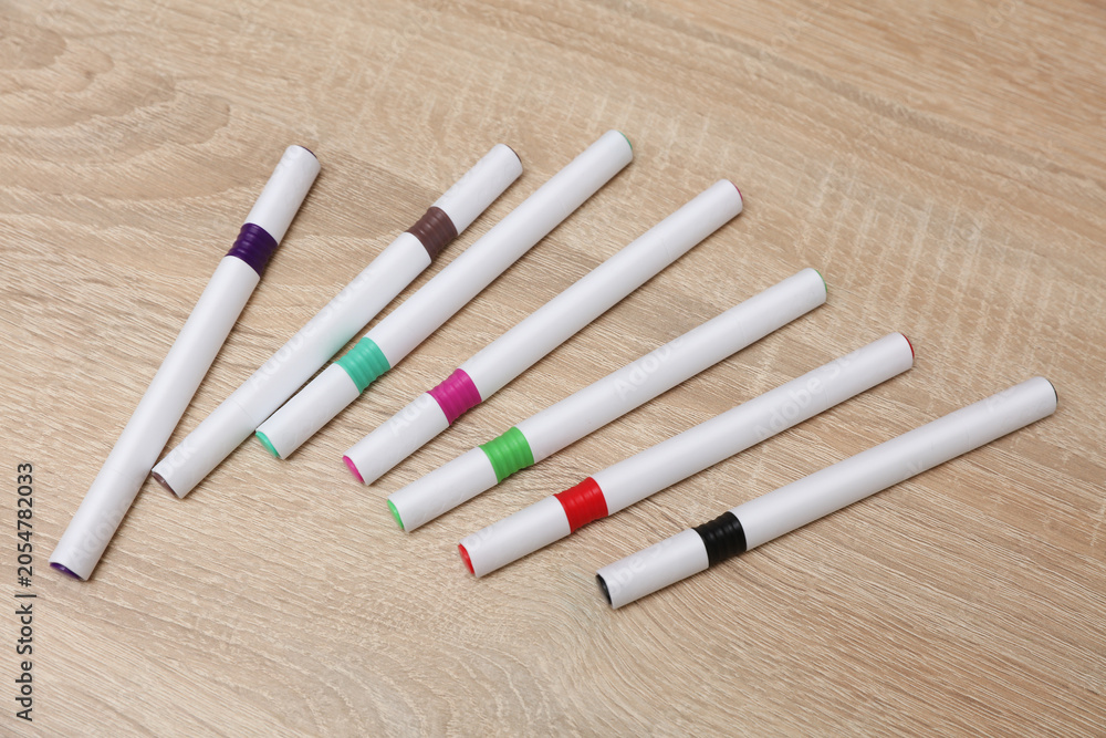Obraz premium Set of colored felt-tip pens with white blank body on the table