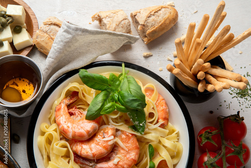 Cuadro en lienzo Italian cuisine. Pasta, pizza, olives and antipasto toasts.