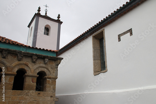 Quadro em tela medieval hall (domus municipalis) and church (ste mary) in bragança in portugal