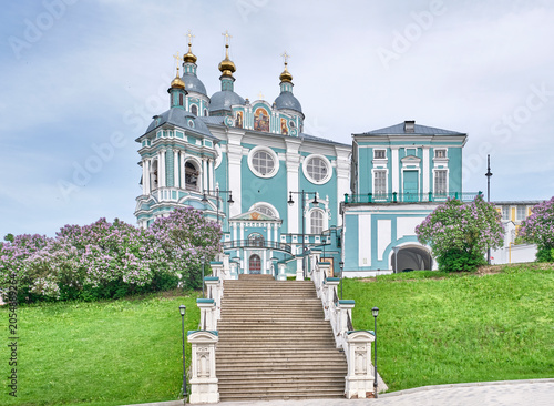 Φωτογραφία Assumption Cathedral with grand staircase and blooming lilac bushes in Smolensk, Russia