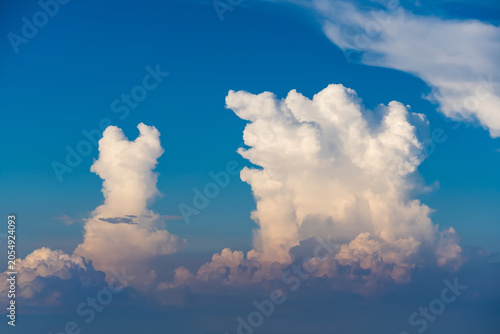 Konstfotografi Cloud Formation Sky Scenery: Dramatic cumulonimbus clouds form intriguing shapes against a clear blue sky, evoking a sense of wonder and the vastness of the atmosphere