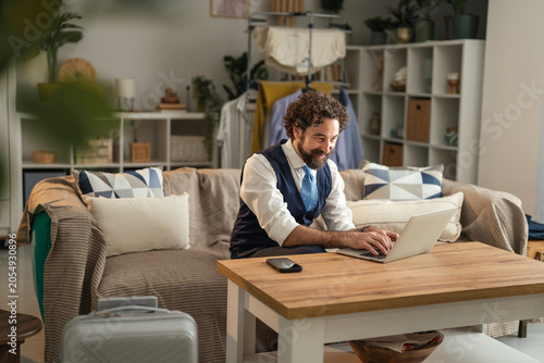 Foto Man working remotely from home living room
