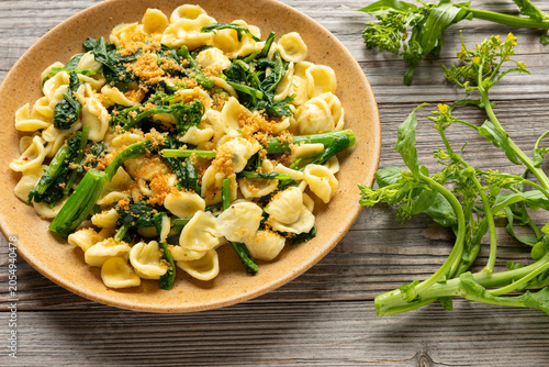 Fotografie Orecchiette pasta with broccoli rabe (Orecchiette con Cime di Rapa) with traditional crunchy topping (Muddica)