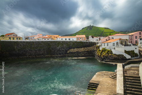 Bild auf Leinwand Fotografía de Porto Velho en Santa Cruz das Flores, con casas costeras tradicionales, junto al antiguo embarcadero