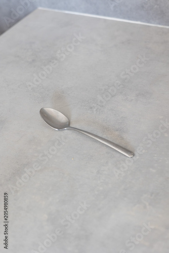 Cuchara sobre mesa gris