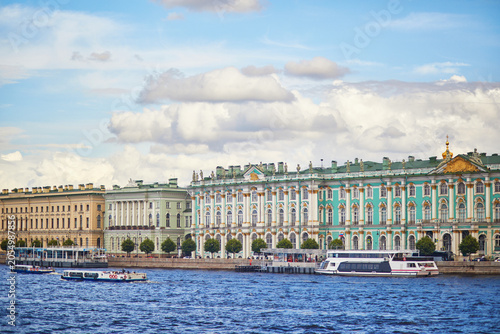 Quadro su tela Scenic view of the Winter Palace and State Hermitage Museum on the Neva River em