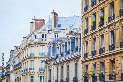 Foto Parisian apartment buildings with Haussmann-style facades, mansard roofs, balconies, and elegant historic architecture in France