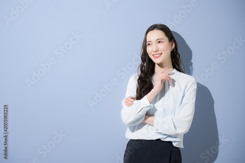 Fotografie 自信や信頼性の高いカッコイイハンサムな女性のビジネスイメージ　笑顔で考える
