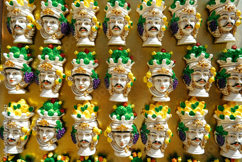 Foto Traditional Sicilian Moor's Head (Testa di Moro) ceramic vases, Sicilian heritag