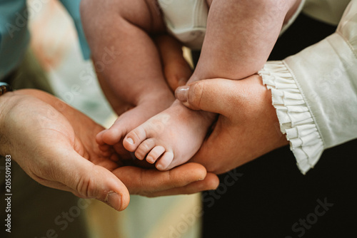 Foto Close-up image of loving parents gently cradling their babys tiny feet