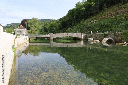Bild auf Leinwand Vieux pont sur la rivière la Loue, village de Lods, département du Doubs, France
